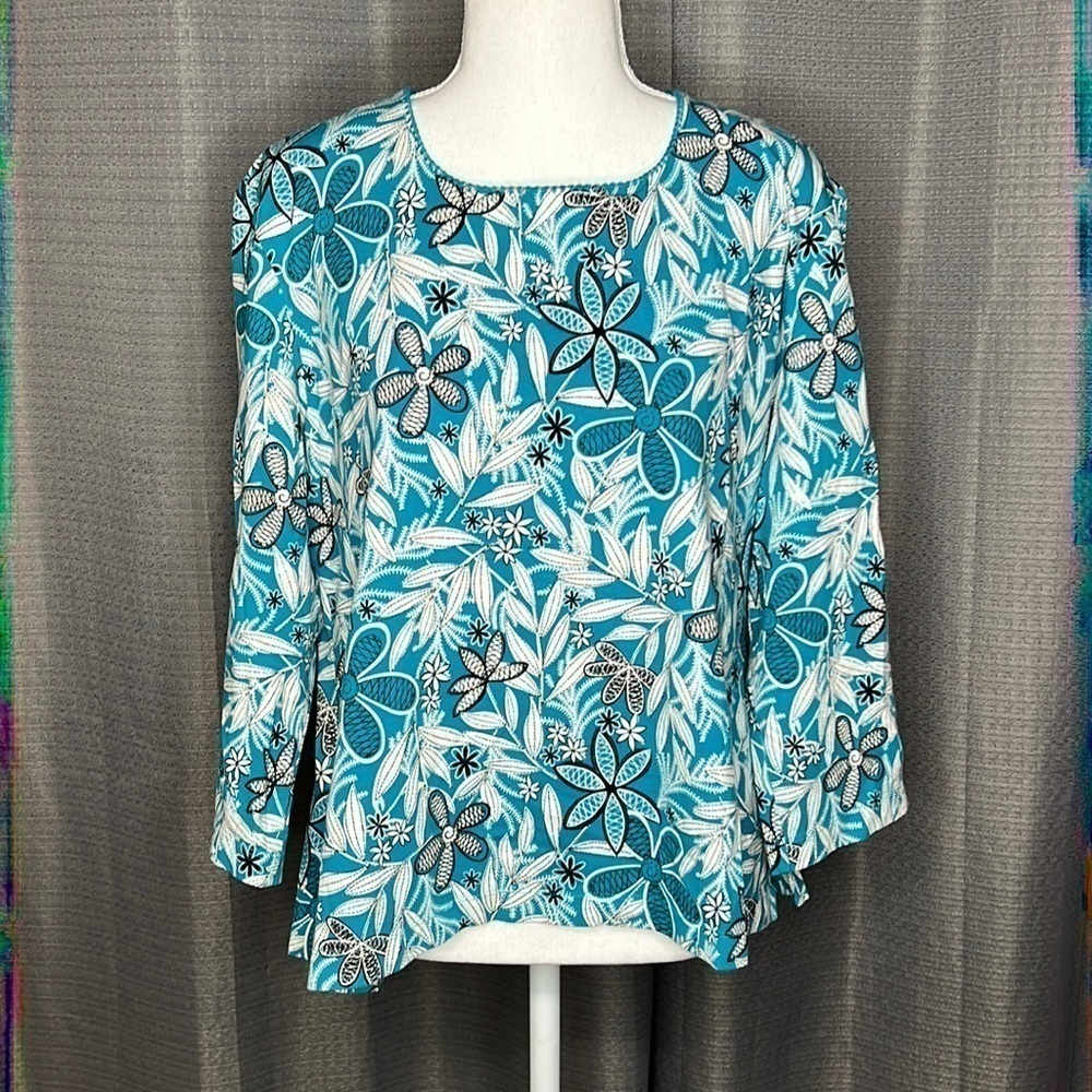 BECHAMEL XL BLUE AND WHITE FLORAL PULLOVER BLOUSE
